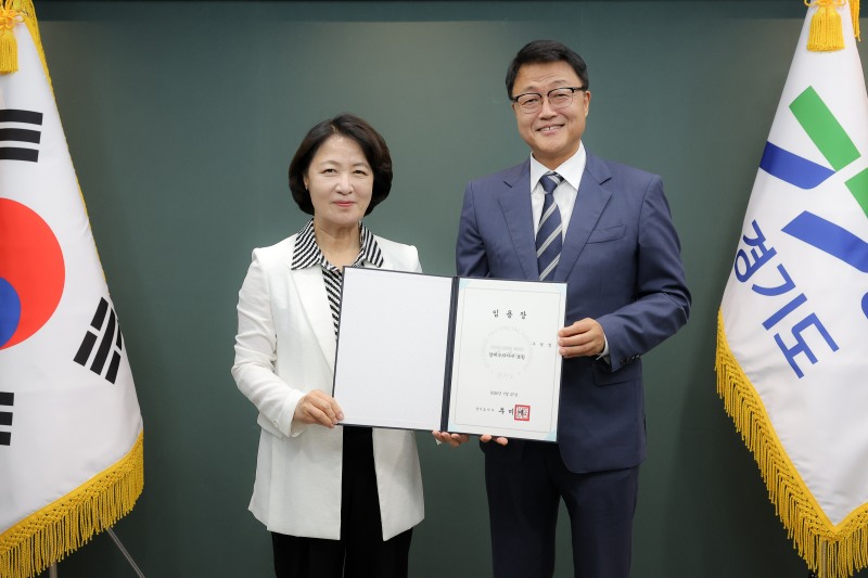 추미애 경기도지사와 추형철 경제부지사가 함께 하고있다. /경기도