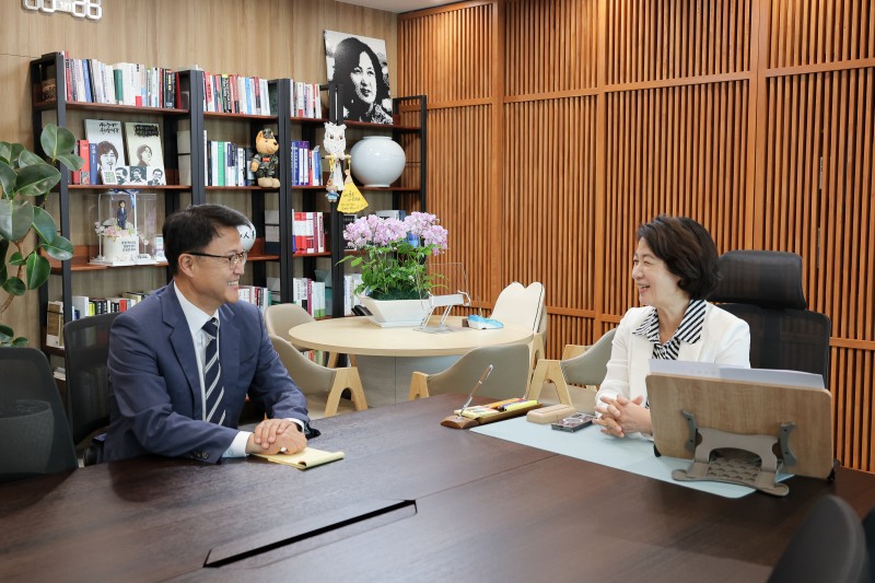 추미애 경기도지사와 주형철 경제부지사가 대화를 나누고 있다. /경기도