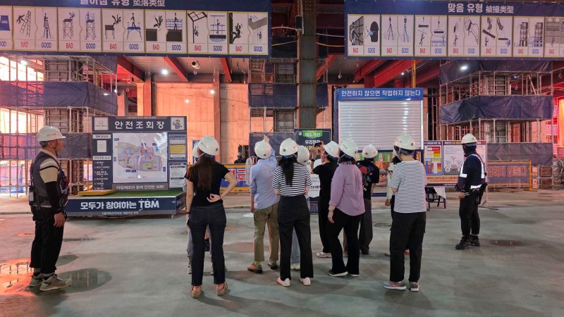 지난 24일 한국직업건강협회가 산업보건 및 직업건강 분야 관계자들을 대상으로 ‘2026 직업건강 실무연수’를 진행하며 한화건설 서울역 북부역세권 개발사업 현장을 방문한 모습./한국직업건강협회