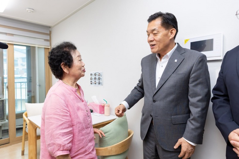 이재준 수원특례시장이 ‘새빛돌봄스테이션’ 입주자와 이야기를 나누고 있다. /수원시