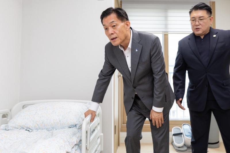 이재준 수원특례시장이 새빛돌봄스테이션 시설을 살펴보고 있다./수원시