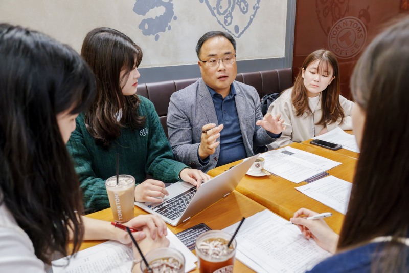 수원시와 아주대학교가 새빛톡톡을 활용한 전공 수업을 만들어 운영하기 시작한 지난 2023년 9월 수원시 공직자가 학생들에게 정책 멘토링을 하고 있다./수원시
