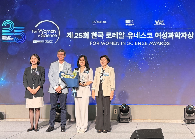 동국대학교 이경 교수(오른쪽에서 두 번째)가 행사 주요 관계자들과 기념사진을 촬영하고 있다. (사진제공=동국대)