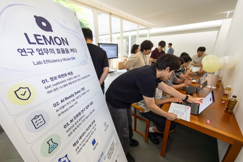 아모레퍼시픽 R&I센터 직원들이 AI Assistant ‘레몬(LEMON, Lab Efficiency Mode ON)’ 오픈식에서 레몬을 직접 체험하고 있다. 사진=KT
