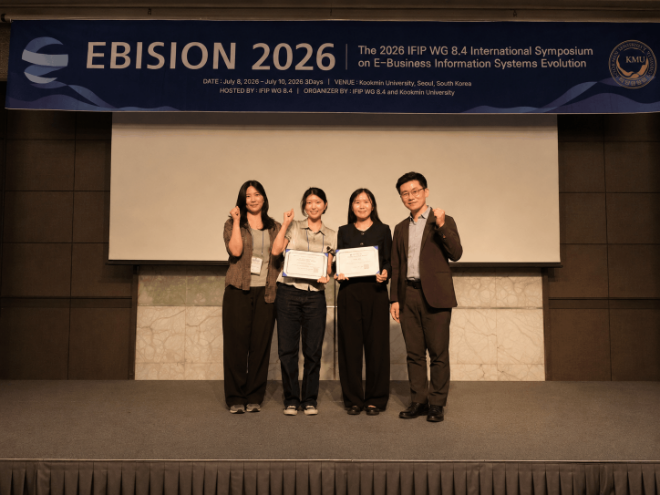'EBISION 2026'에서 'Young Researcher Award'와 'Innovation Paper Award'를 수상한 성신여대 융합보안공학과 교수 및 연구생들이 기념 촬영을 하고 있다. (왼쪽부터) 성신여대 융합보안공학과 이연우 학생, 박수지 학생, 박소현 교수, 이일구 교수. (사진제공=성신여대)
