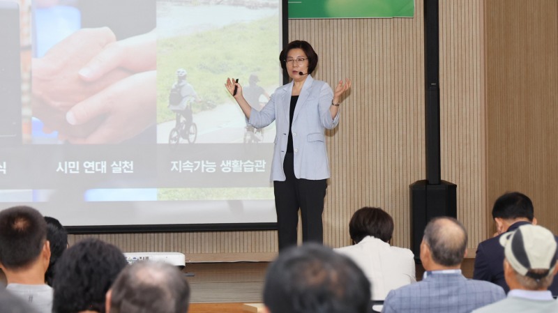 김보라 안성시장이 27일 '2026년 하반기 정책공감토크' 를 진행하고 있다. /안성시
