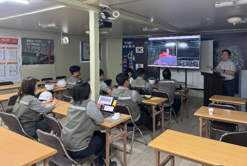 호반건설 현장 기술자들이 AI 기반 레미콘 자동 수량 산출 프로그램 활용 교육을 받고 있다./호반건설
