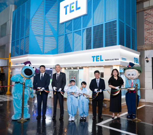 ‘TEL 반도체 드림랩’ 개소식에서 도쿄일렉트론코리아 노태우 대표이사(왼쪽에서 두 번째)와 키자니아 코리아 안준식 대표이사(오른쪽에서 두 번째)를 비롯한 참석자들이 오픈을 축하하며 테이프 커팅을 하고 있다