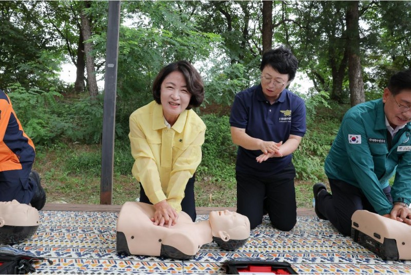 28일 오전 추미애 경기도지사가 양평 광탄리유원지를 찾아 119시민수상구조대 관계자들과 함께 심폐소생술을 직접 실습하고 있다./경기도