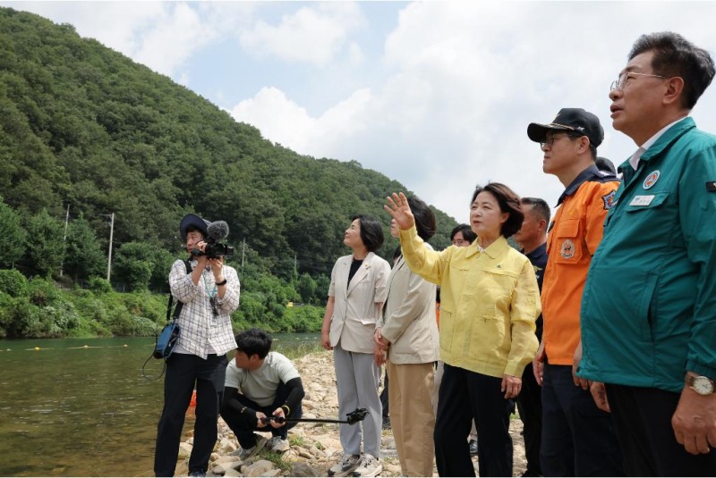 28일 오전 추미애 경기도지사가 양평 광탄리유원지를 찾아 첨단 수난 구조장비 점검 후 구조활동 시연 참관을 하고 있다./경기도