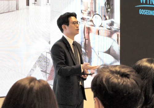 한신그룹의 김소명 팀장이 직원들을 상대로 '분양랩'과 관련해 교육을 하고 있다. 이미지=한신그룹