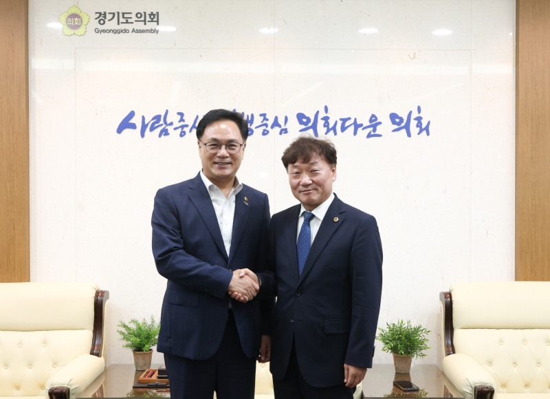 넘종솝 경기도의회 의장(우)이 송형곤 전남광주통합특별시의회 의장과 함께 하고있다. /경기도의회