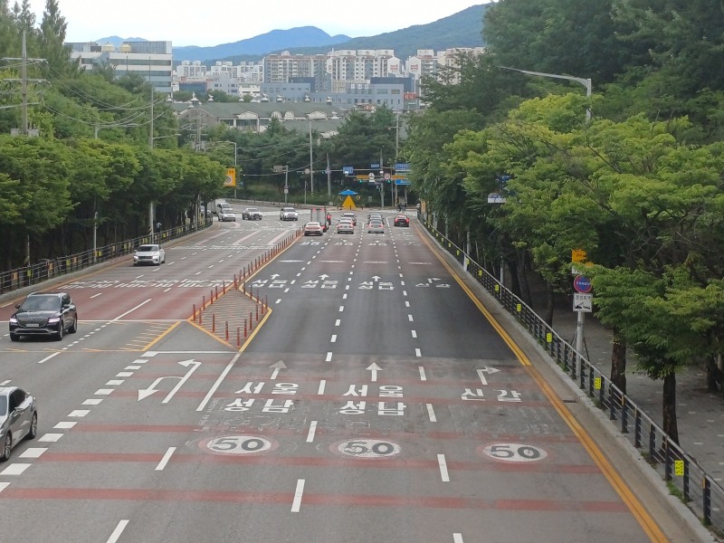 용인특례시는 안전한 도로 환경을 조성하기 위해 주요 교차로 6곳의 교통체계를 개선했다. 사진은 우성빌라삼거리. /용인시