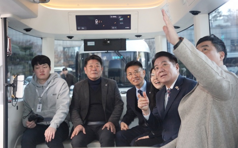 최대호 안양시장(오른쪽 두번째) 이계삼 안양시 부시장(왼쪽 세번째)을 비롯한 관계 공무원 등이 지난 3월 10일 레벨4 자율주행 셔틀을 시승하고 있다./안양시