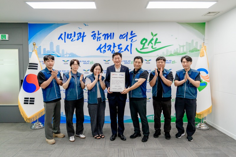 조용호 오산시장이 전국공무원노동조합 오산시지부 관계자들과 함께 하고있다. /오산시