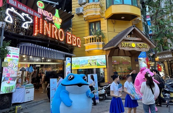 베트남 하노이에 오픈한 진로BBQ. (사진=하이트진로)