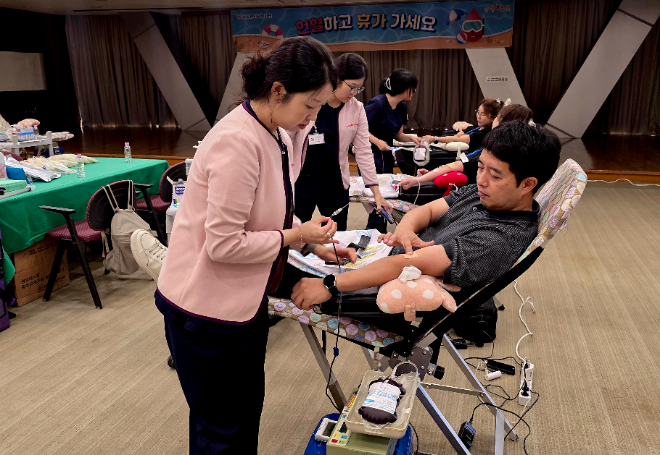 코오롱그룹 직원이 하계 헌혈캠페인에 동참해 헌혈을 하고 있다. 사진= 코오롱그룹