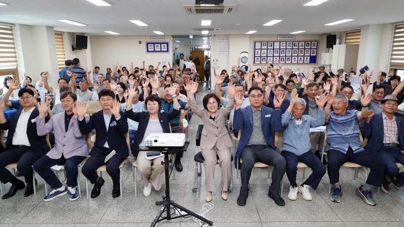 김보라 안성시장이 줌민들과 함께 하고있다. /안성시