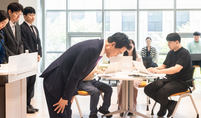 안민석 경기도교육감이 90도로 허리를 숙여 인사하고 잇다. /경기도교육청