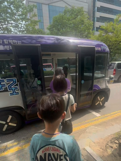 안양시 제1기 아동참여위원회 위원들이 28일 오후 주야로 레벨4 자율주행셔틀에 탑승하고 있다. / 안양시 제공