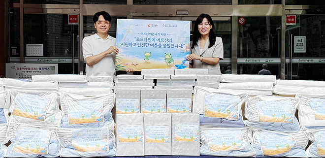 엔엑스쓰리게임즈 용명운 콘텐츠 디렉터(왼쪽)와 중원노인종합복지관 신명희 관장. 사진 제공: 스마일게이트