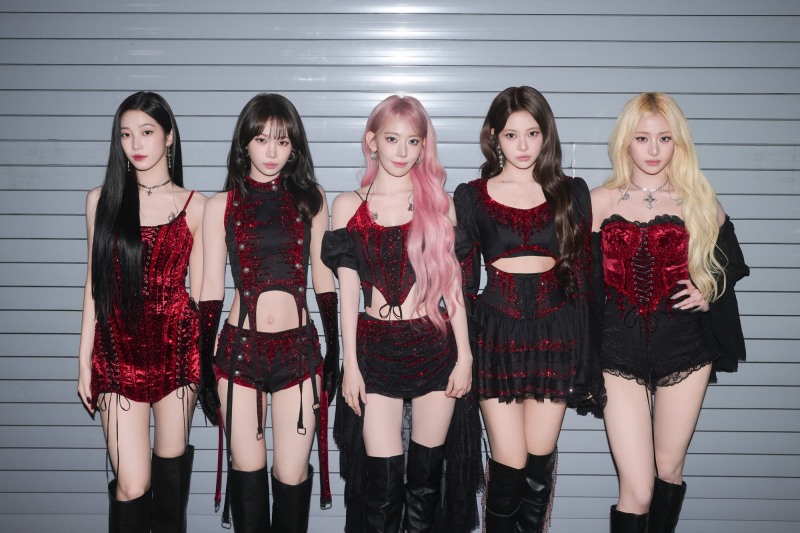 르세라핌, 마돈나·샤키라 이어 스와로브스키의 크리스털 의상 착용한 글로벌 아티스트