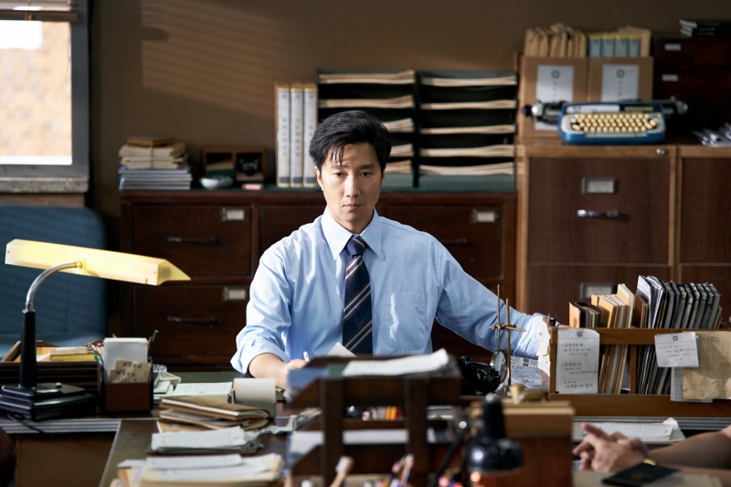 ‘암살자(들)’ 박해일, 신문사 사회부 부장으로서 압력에 맞서다…재환 캐릭터 스틸 공개