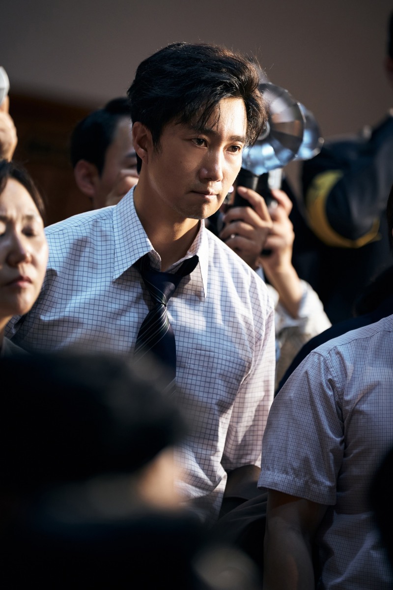 ‘암살자(들)’ 박해일, 신문사 사회부 부장으로서 압력에 맞서다…재환 캐릭터 스틸 공개