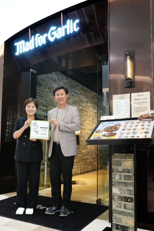 윤다예 엠에프지코리아 대표(왼쪽)와 박동산 성남시아동보호전문기관 관장