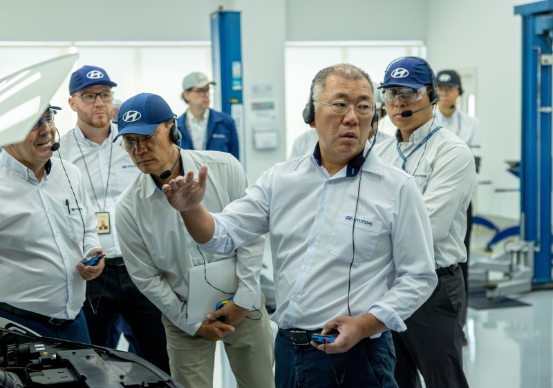 정의선 회장이 현대차 브라질공장 임직원들과 차량 품평을 진행하고 있다./현대차그룹