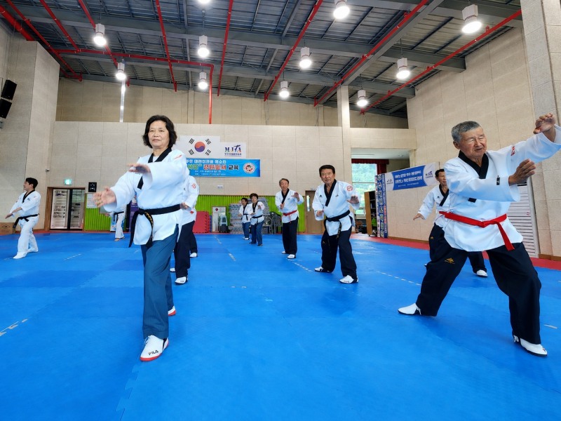 28일 전북 무주국민체육센터에서 ‘2026 무주 태린이문화 페스타’ 경락품세 교육 참가자들이 지도자의 동작에 맞춰 품세를 수련하고 있다. /사진=세계어린이태권도연맹 제공
