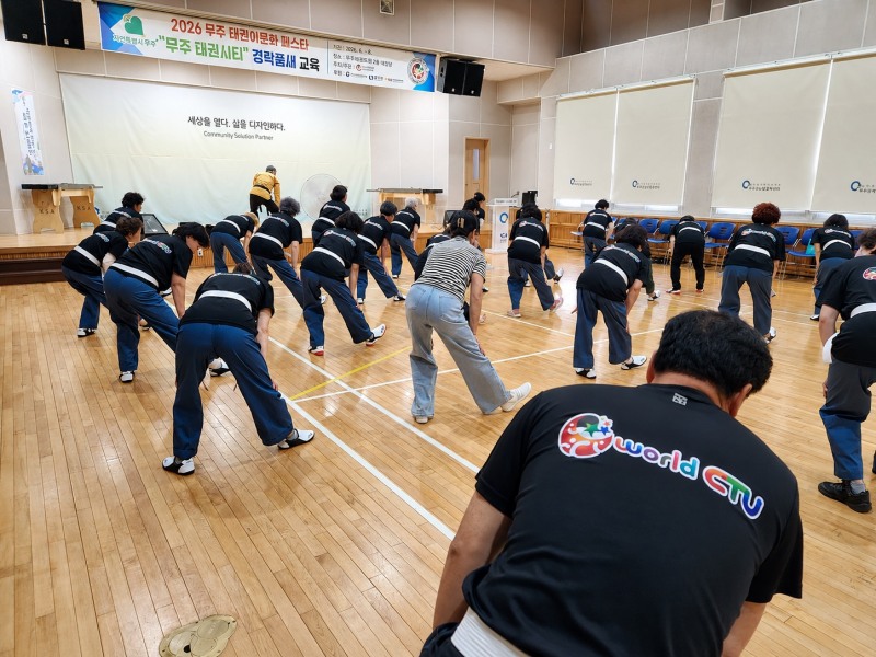 지난 28일 전북 무주노인종합복지관에서 ‘2026 무주 태린이문화 페스타’ 경락품세 교육 초보반 참가자들이 지도자의 설명을 들으며 수업을 준비하고 있다. /사진=세계어린이태권도연맹 제공