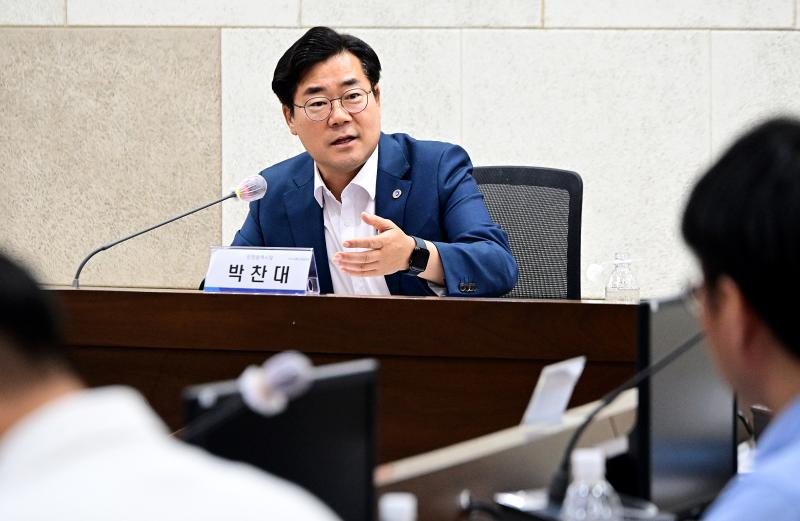 박찬대 인천시장이 30일 시청 영상회의실에서 열린 'AI 커넥티드 모빌리티 TF 점검회의'에서 발언을 하고있다. /인천시
