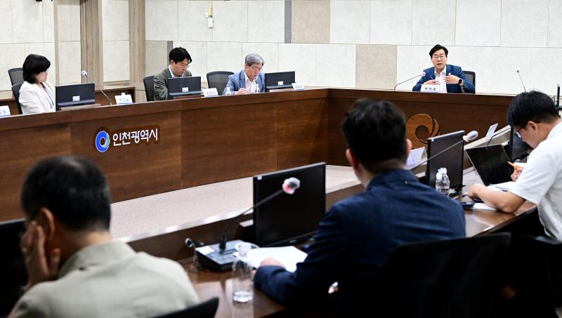 박찬대 인천시장이 30일 시청 영상회의실에서 열린 'AI 커넥티드 모빌리티 TF 점검회의'에서 추진상황을 점검하고 있다./인천시