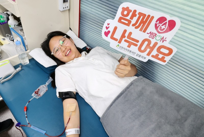 신천지자원봉사단 강릉지부 봉사자가 헌혈캠페인에 참여해 헌혈을 하고 있다. / 사진 제공 = 신천지자원봉사단