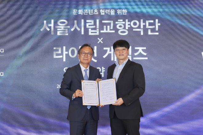 정재왈 서울시립교향악단 대표이사(왼쪽)와 조혁진 라이엇 게임즈 대표이사(오른쪽)가 지난 29일 서울 강남구 라이엇 게임즈 오디토리움에서 열린 업무협약 체결식에서 기념 촬영을 하고 있다. (사진제공=라이엇 게임즈 코리아)