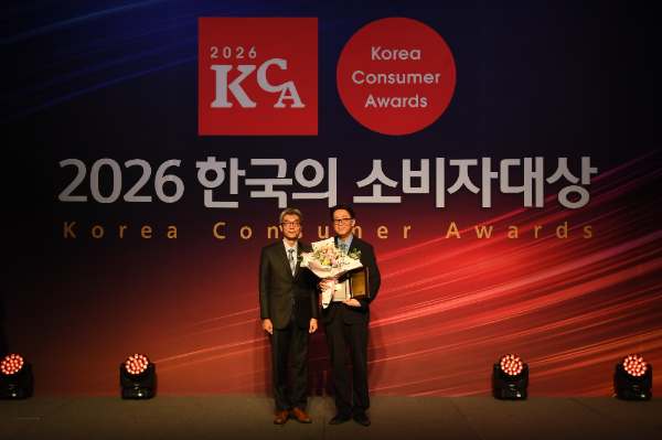 풀무원 리빙케어사업본부 강재훈 본부장(오른쪽)이 ‘2026 한국의 소비자대상’ 소형 김치냉장고 부문 대상 수상 후 기념 촬영하고 있다.