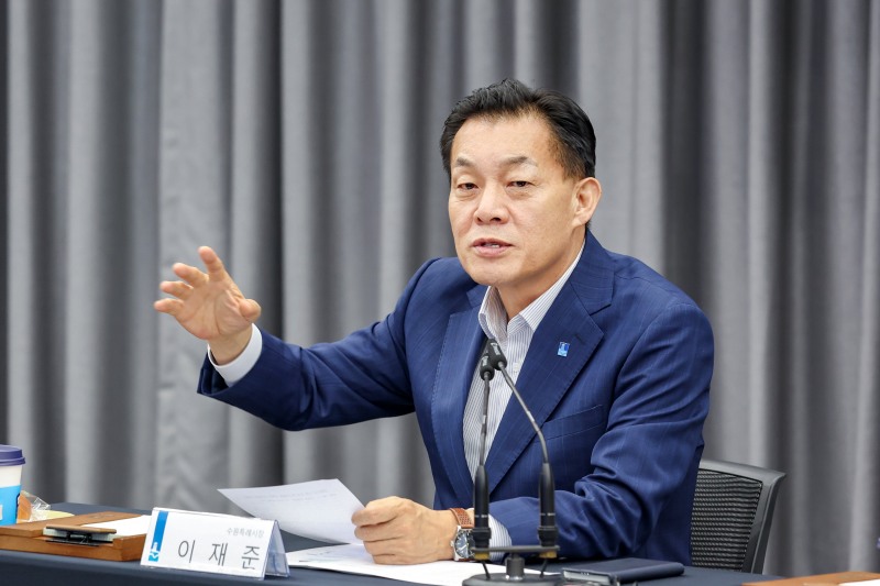 이재준 시장이 ‘창업도시 수원 조성 종합계획 관계자 연석회의’에서 발언하고 있다./수원시