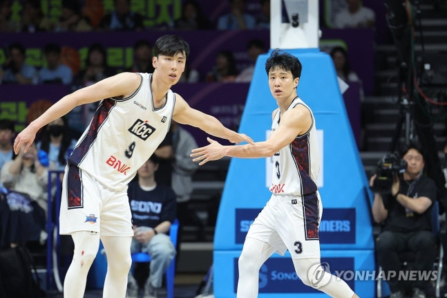 사진=송교창(왼쪽)과 허웅