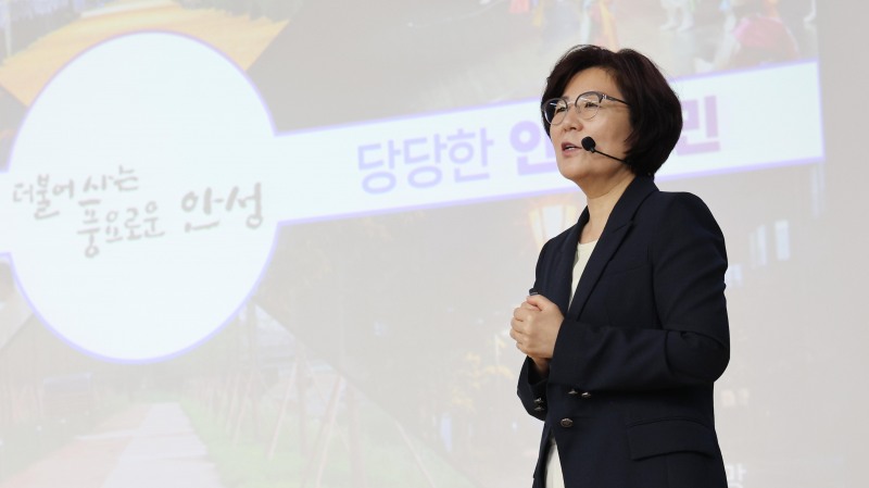 김보라 안성시장이 안성시정을 설명하고있다. /안성시