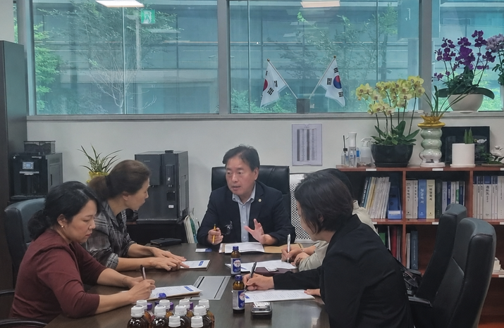 김동규 경기도의회 보건복지위원장(가운데)