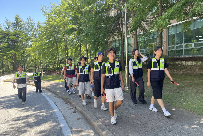 가톨릭관동대 경찰학부의 진로체험 프로그램에 참여한 고교생들이 지도를 받으며 캠퍼스 순찰 활동을 하고 있다. (사진제공=가톨릭관동대)