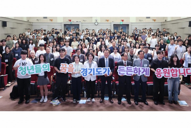 31일 오후 경기도청 북부청사 2층 평화누리홀에서 열린 26년 경기도민 자녀 장학증서 교부식에서 추미애 경기도지사가 참석자들과 기념촬영을 하고있다. 경기도