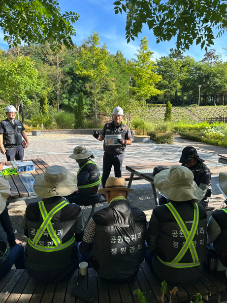 안전보건공단 정광재 안전보건관리실장이 울산 중구청 현장 작업 노동자들을 대상으로 온열질환 예방 수칙 등을 안내하고 있다./안전보건공단