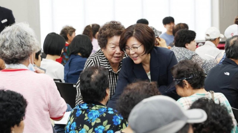김보라 안성시장이 시민들과 인사를 나누고 있다. /페북 캡처