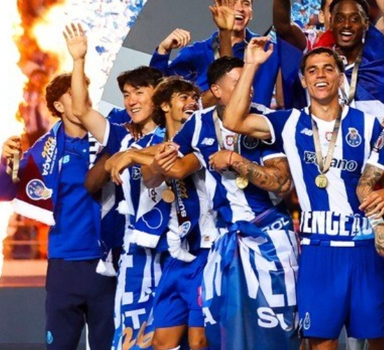 포르투갈 슈퍼컵 시상식에서 기뻐하는 FC 포르투의 황인범(왼쪽 두번째) / 사진=FC 포르투 SNS 캡처. 연합뉴스