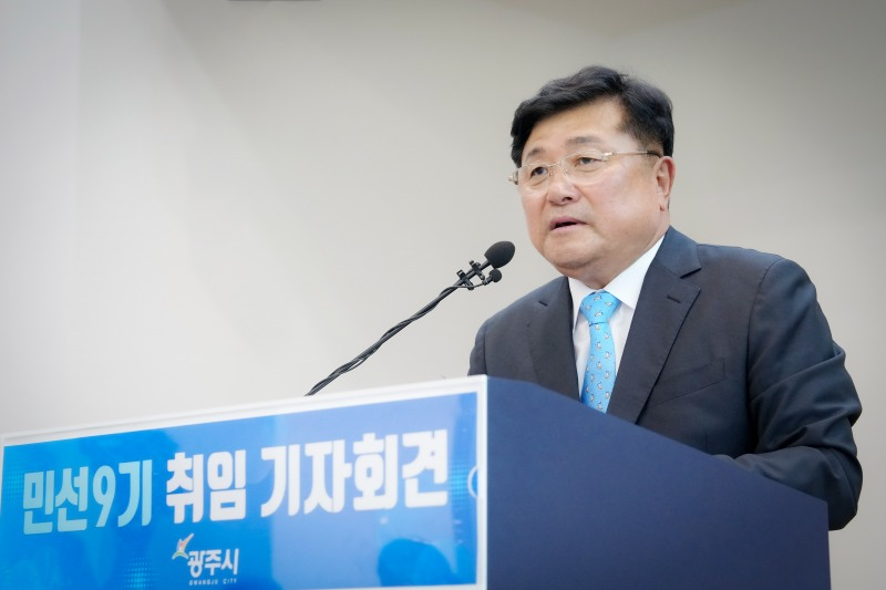 박관열 광주시장이 취임 기자화견을 하고있다. /광주시