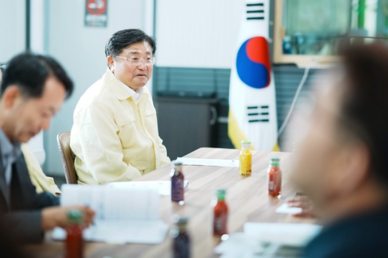 광주시 발전 방안을 논의하고 있는 박관열 광주시장. /광주시