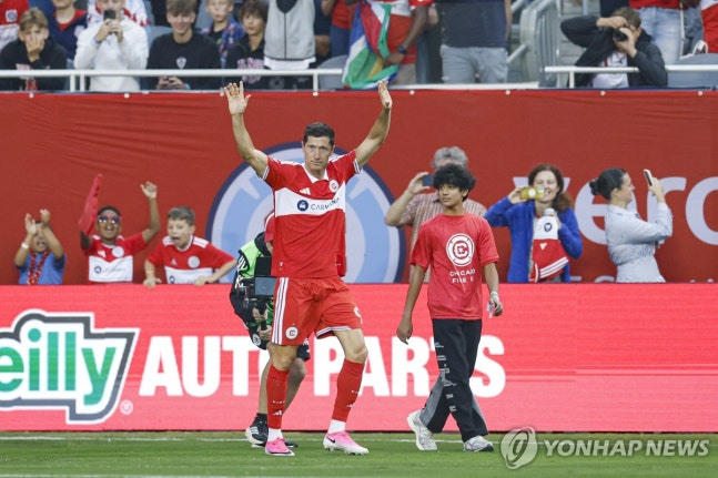 홈 팬들에게 손을 흔드는 로베르토 레반도프스키 / 사진=연합뉴스