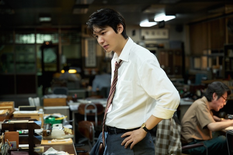 ‘암살자(들)’ 이민호, 열정과 패기의 신입 기자로 에너지 발산…영일 캐릭터 스틸 공개